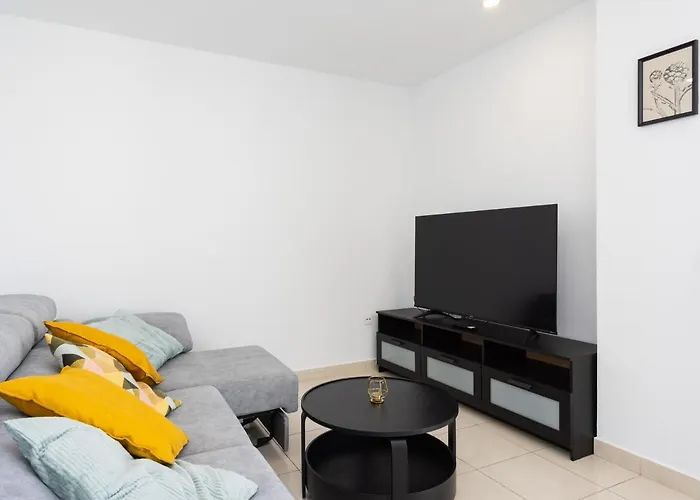 Live Cruz Tower Apartment *